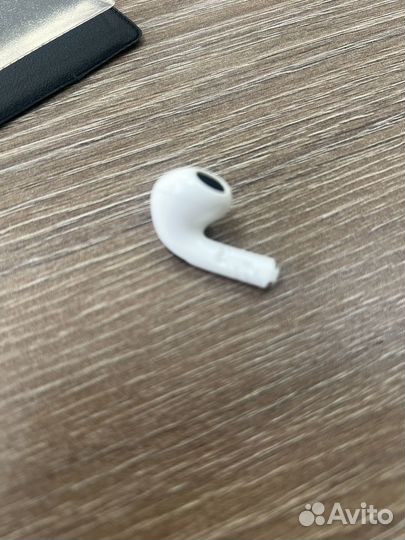 Кейс и правый наушник airpods 2
