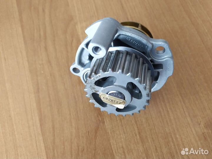 Водяной насос (помпа) Volkswagen Jetta V