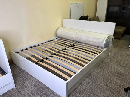 Кровать двухспальная состояние новой