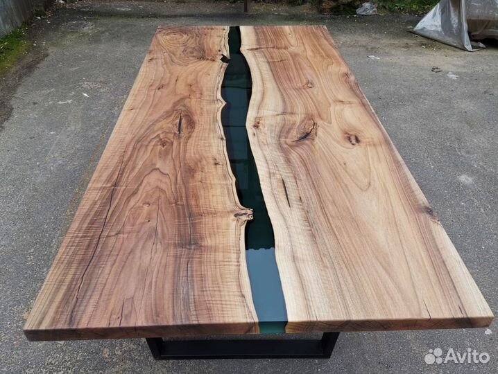 Компьютерный стол из массива