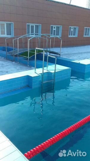 Металлическая лестница для бассейна