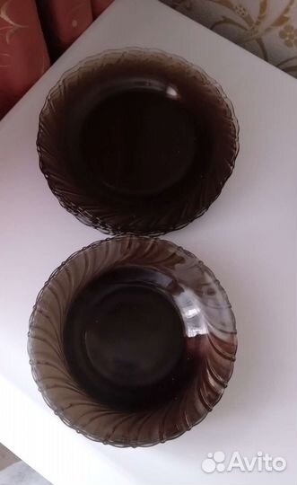 Тарелки из тёмного стекла