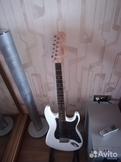 Продам электрогитару Fender Squier Stratocaster