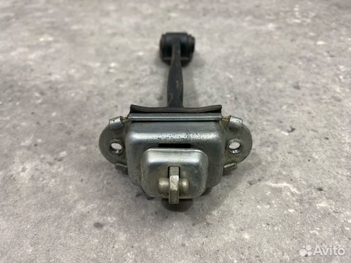 Ограничитель открывания двери задней Skoda Octavia