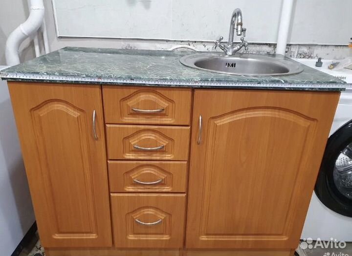 Кухня с мойкой и краном