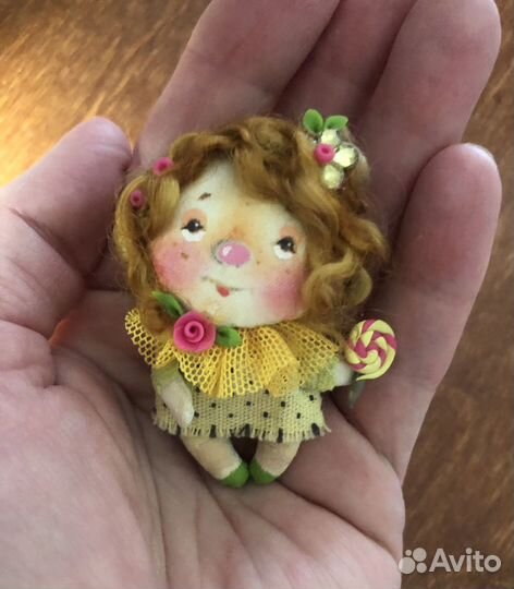 Брошь кукла