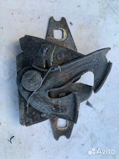 Замок крышки багажника Volkswagen Passat B3 1988