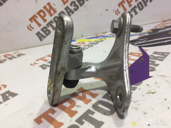 Мерседес С-Класс Петля верхняя передней двери