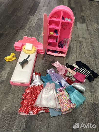 Мебель, машина, одежда и велосипед Барби