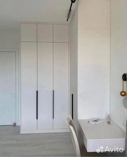 Угловой шкаф с туалетным столиком в спальню