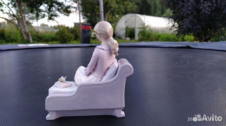 Фарфоровая статуэтка