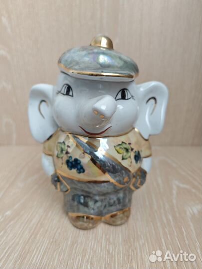 Фарфоровая статуэтка 
