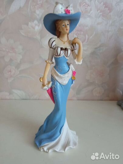 Статуэтки дама с зонтиком