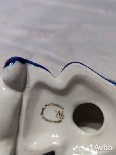 Кот на полку, кошка сувенир гжель