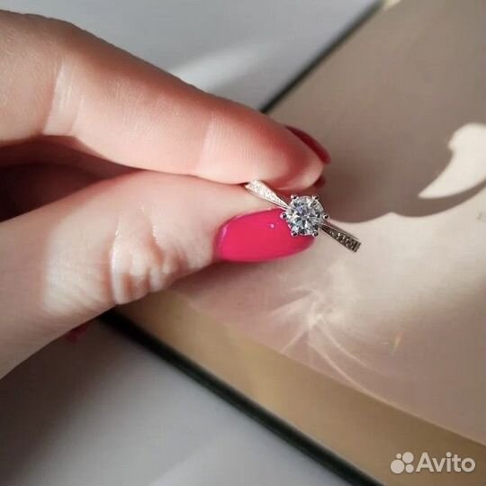 Серебряное кольцо с муассанитом и цирконами