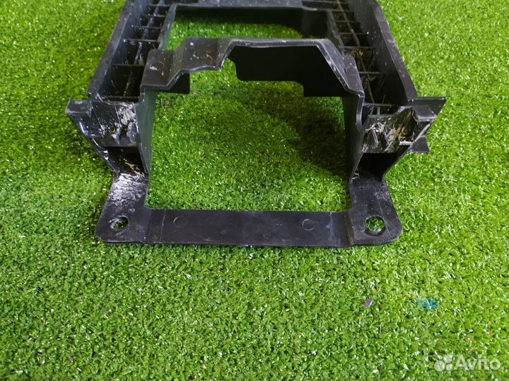 Кронштейн решетки радиатора Honda Vezel RU