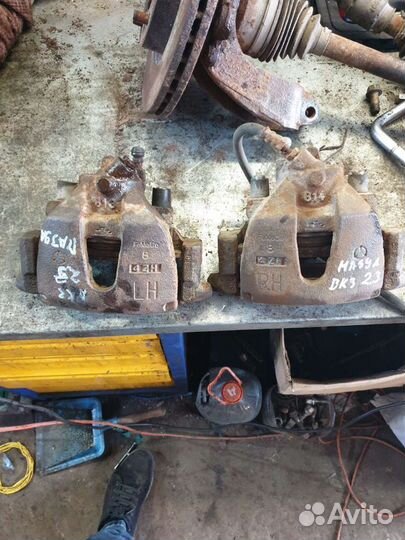 Передний суппорт левый mazda 3 BK