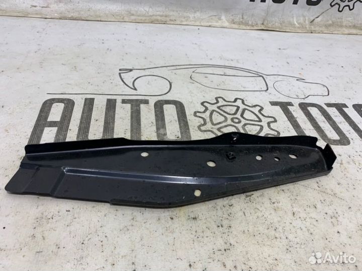 Кронштейн радиатора правый Nissan Juke