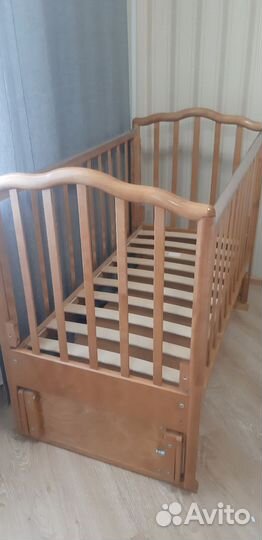 Детская кроватка с маятником и ящиком