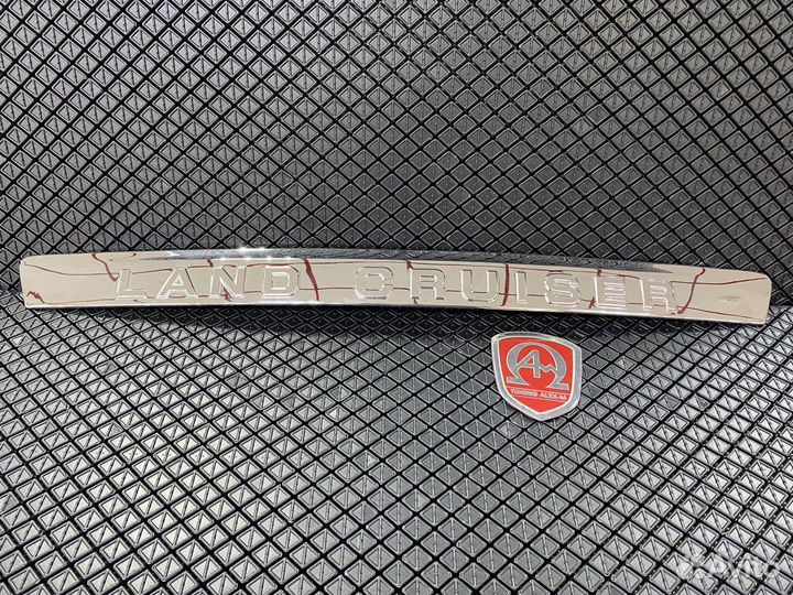 Накладка над номером Toyota Land Cruiser 200