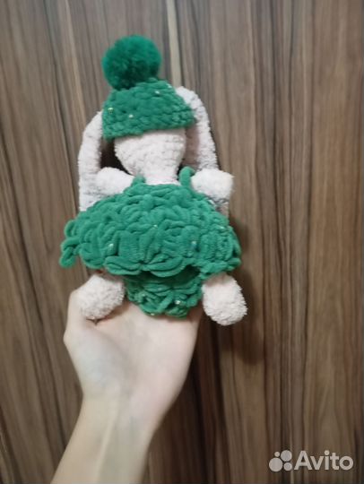 Вязаная игрушка зайка