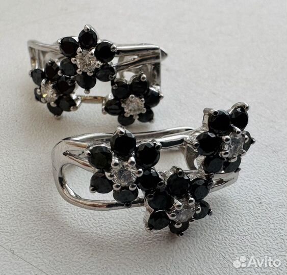 Серьги с чернымии белыми бриллиантами