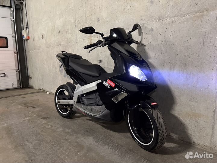Скутер Aprilia SR 50 R