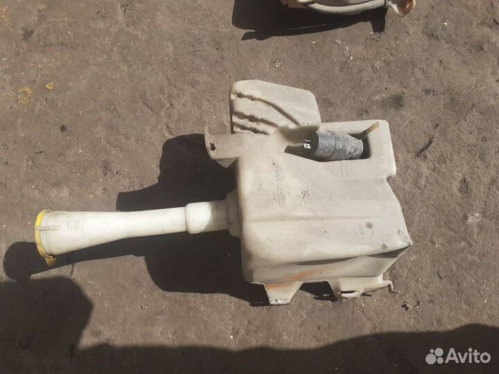 Бочек омывателя Nissan Almera (N16)