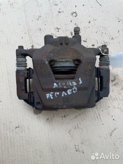 Суппорт передний левый Opel Astra J A16XER 2011