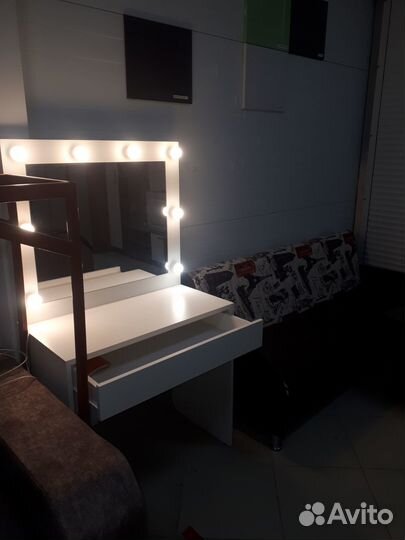 Стол гримерный с зеркалом и лампами