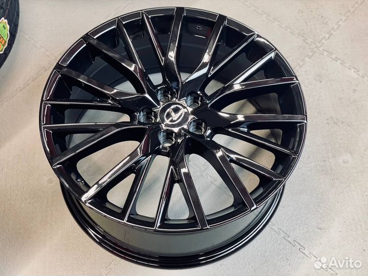 Комплект новых Toyota Lexus 8J R18 5x114,3 ET45