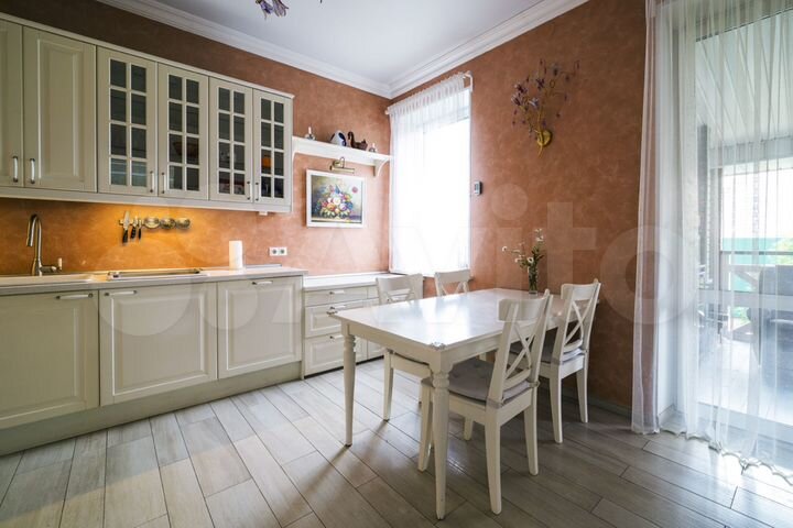 Коттедж 339 м² на участке 6 сот.