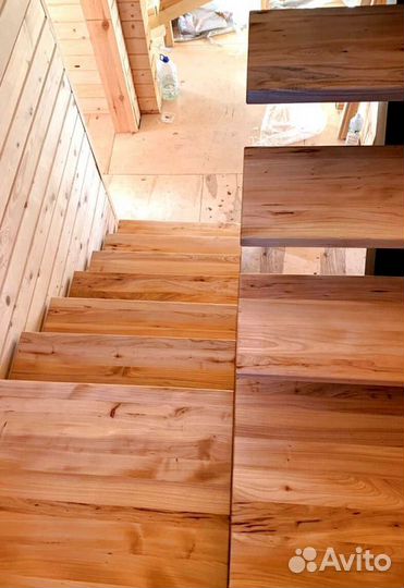 Облицовка лестничного металлокаркаса деревом