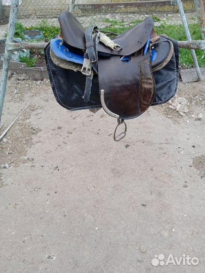 Телега для лошади и седло