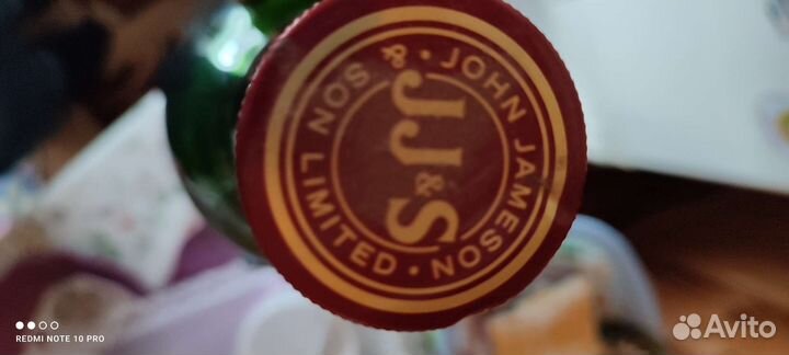 Бутылка на качелях пустая