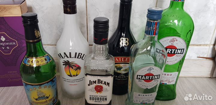 Бутылки и коробки от алкоголя