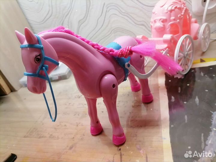 Лошадь с каретой