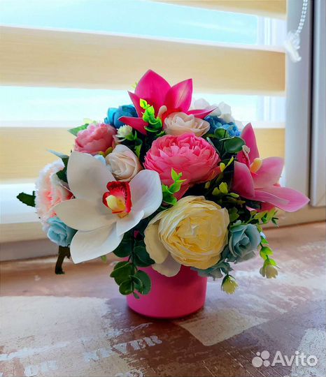 Искусственные цветы в горшке