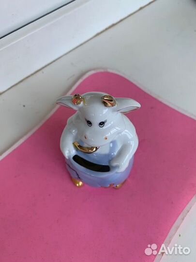 Фарфоровая статуэтка-копилка Коровка