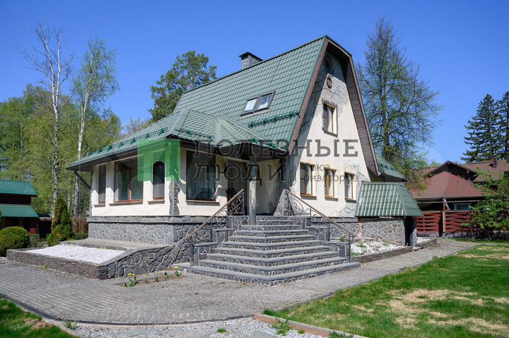 Коттедж 307 м² на участке 35 сот.