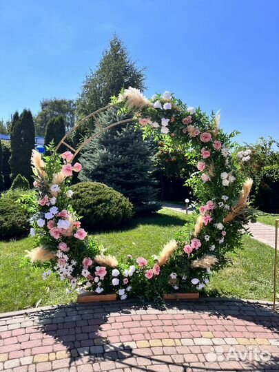 Арка с зеленью и цветами украшение свадьбы