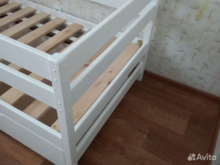 Кроватка детская из массива дерева