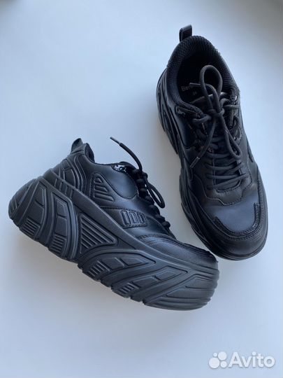 Кроссовки женские