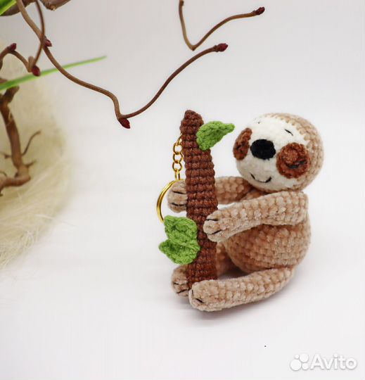 Ленивец, вязаная игрушка-брелок