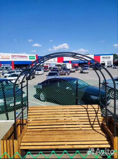 Скамья с аркой