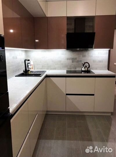 Угловой кухонный гарнитур современный