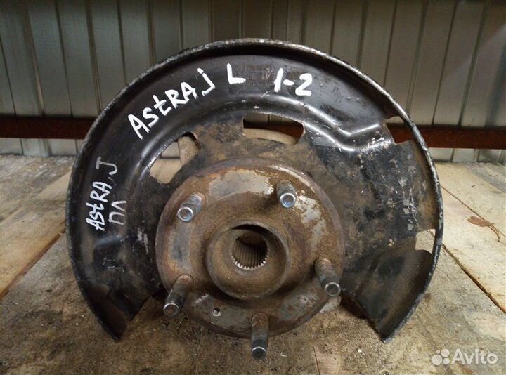 Кулак (цапфа) передний левый Opel Astra J 2010