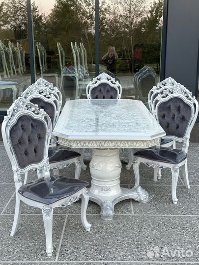 Стол и стулья