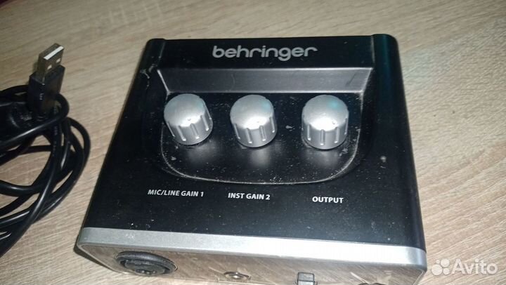 Внешняя звуковая карта behringer um2