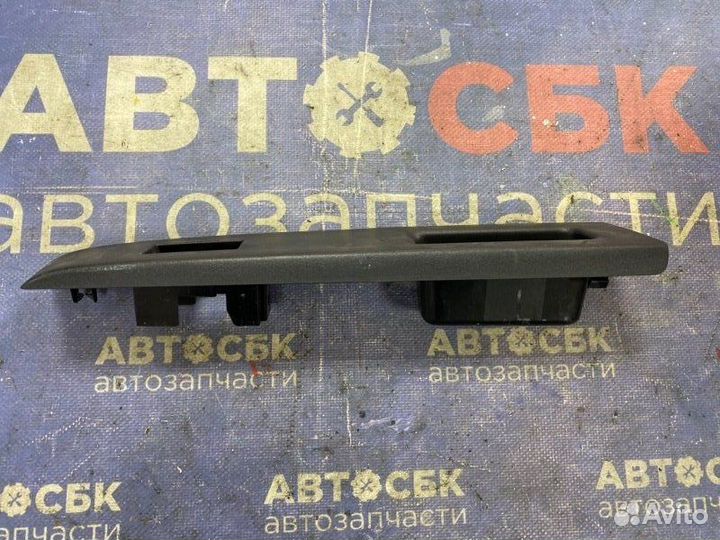 Накладка блока стеклоподьемников задняя правая